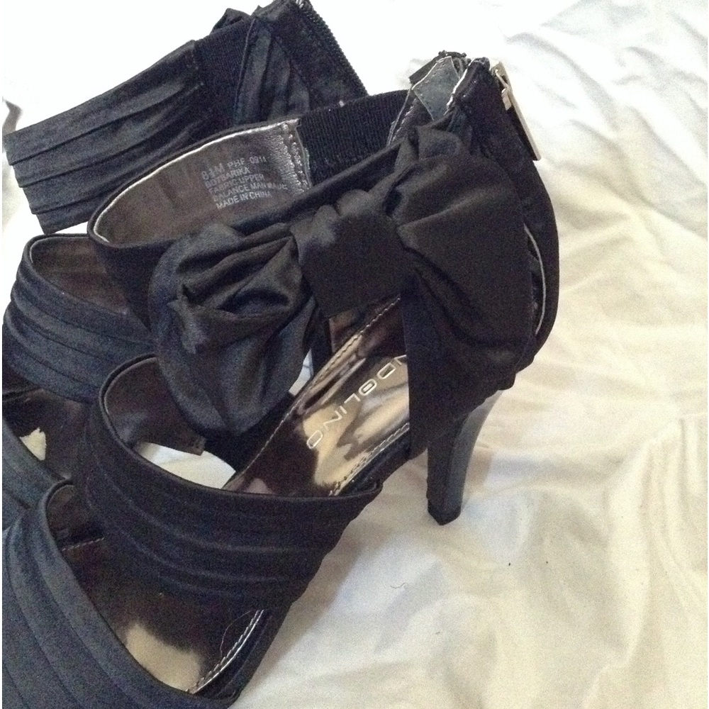 Satin bow short black heel.